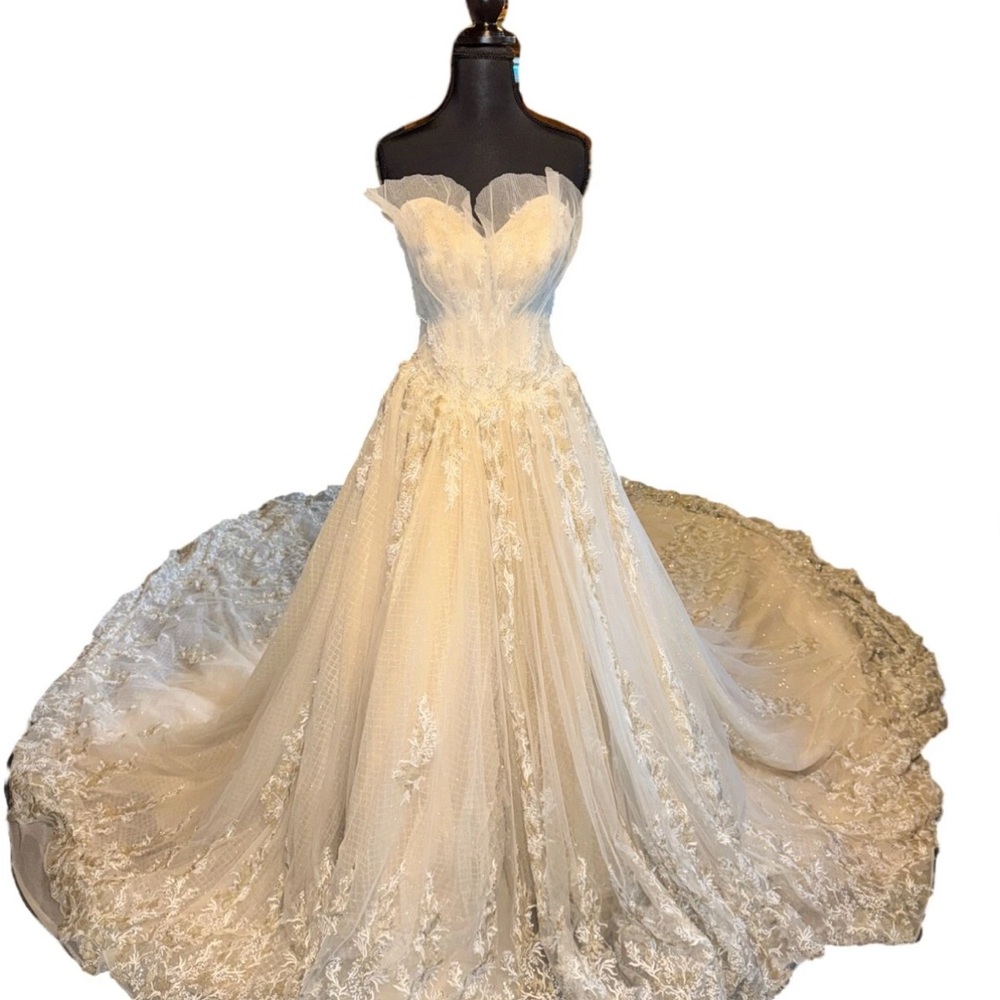 Elegant Strapless Wedding Gown